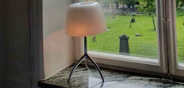 Bordslampa på fönsterbänk Lumiere från Foscarini